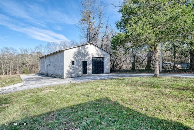 view of outdoor structure featuring an outbuilding