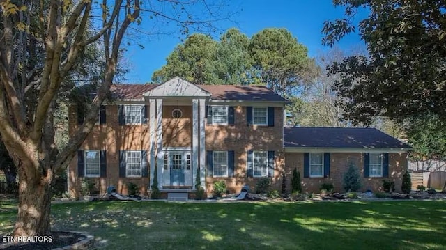 view of front of house featuring a front lawn