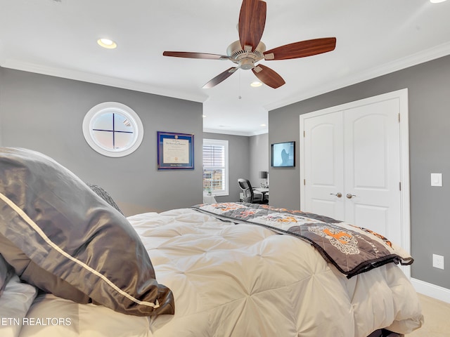 bedroom with baseboards, ornamental molding, recessed lighting, a closet, and a ceiling fan