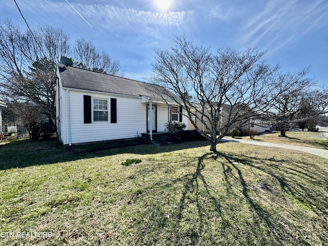 view of front of house with a front lawn