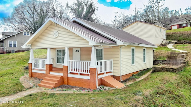 view of front of property featuring a porch and a front lawn