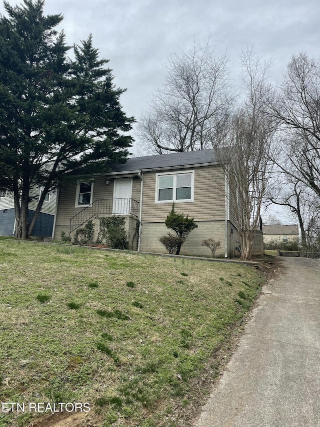 view of front of home featuring a front lawn