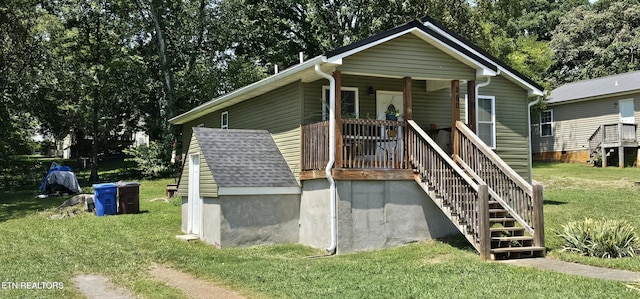 bungalow-style house featuring a front lawn