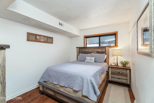 1435 Wiley Oakley Dr Unit 176, Gatlinburg, TN 37738 - bedroom with visible vents, a textured ceiling, baseboards, and wood finished floors