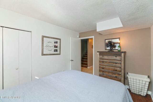 1435 Wiley Oakley Dr Unit 176, Gatlinburg, TN 37738 - bedroom featuring a textured ceiling, a closet, and baseboards