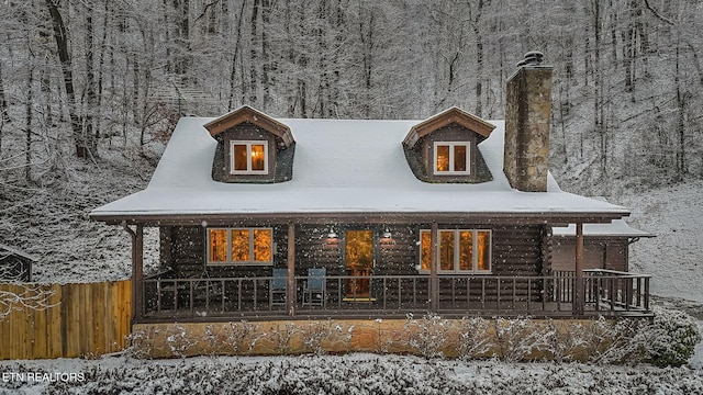 view of front of property with covered porch and fence