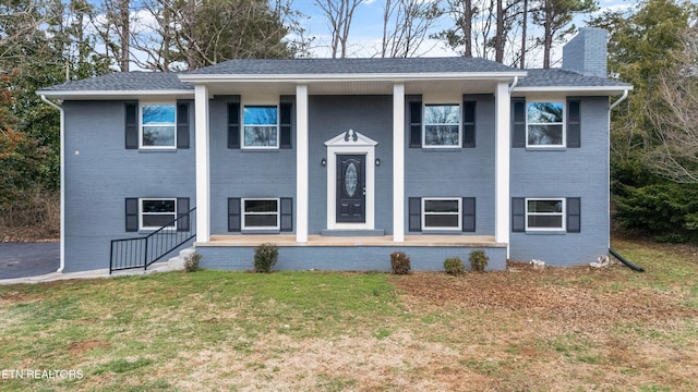 view of front facade featuring a front yard