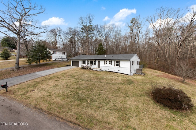 view of front of house featuring a front yard and a garage