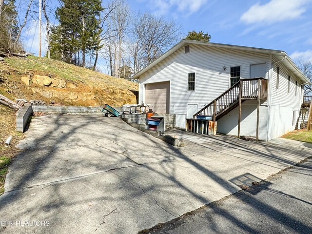 1017 Old Knoxville Hwy, Sevierville, TN 37862 - view of side of property featuring a garage