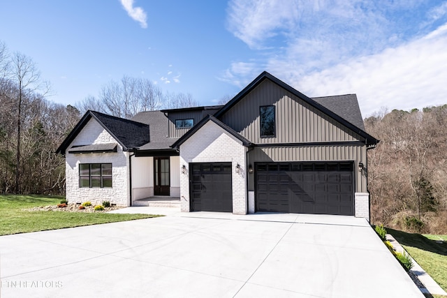 modern farmhouse featuring a front yard