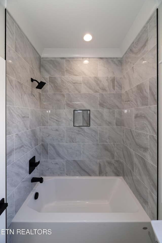 bathroom featuring tiled shower / bath combo