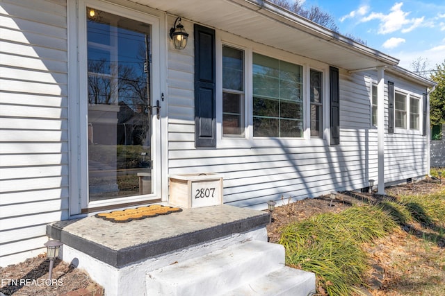 property entrance featuring crawl space