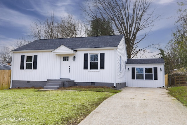 view of front facade featuring a front lawn