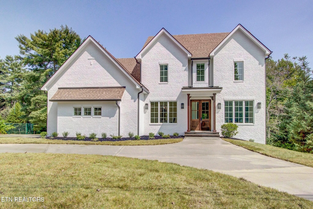 view of front of home featuring a front yard