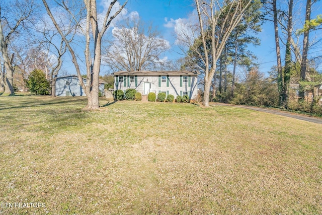 view of front of property featuring a front yard