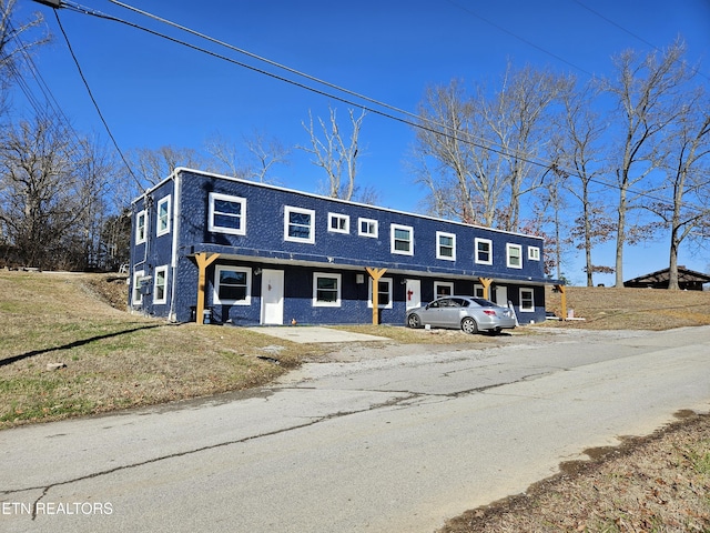 view of front of house featuring a front lawn