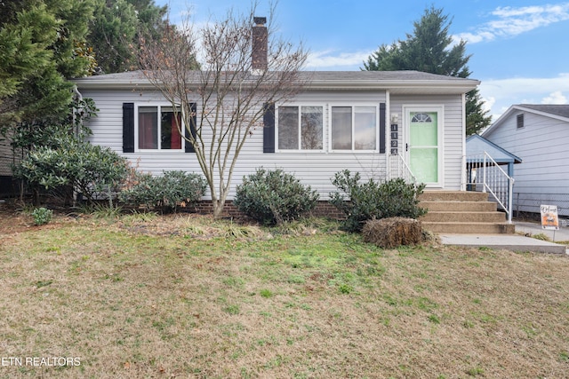 view of front of house featuring a front lawn