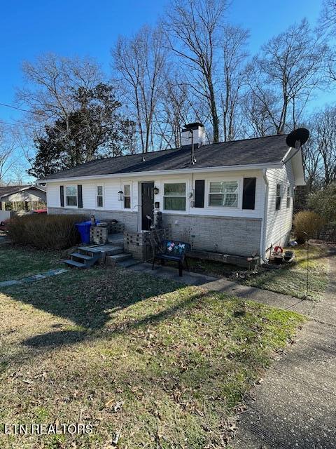 single story home with a front yard