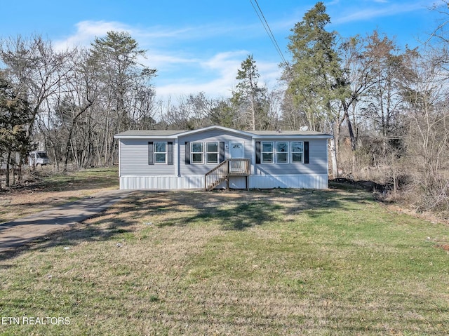 manufactured / mobile home featuring a front lawn