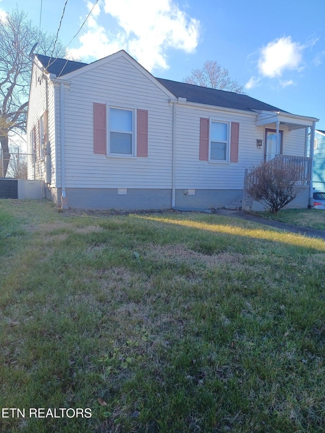 view of front facade with a front yard