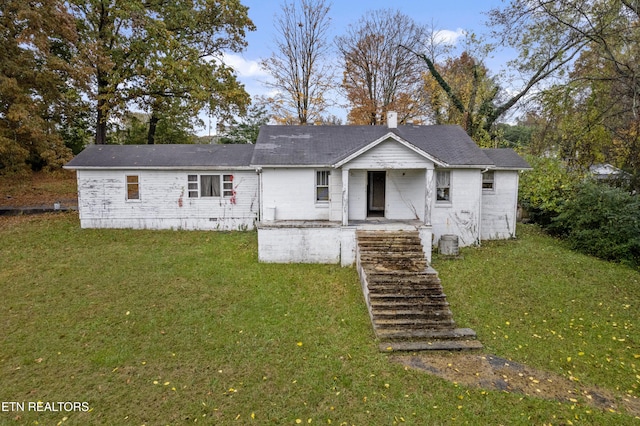 view of front facade with a front yard