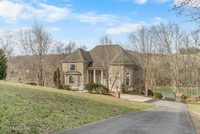 view of front facade with a front lawn and stucco siding