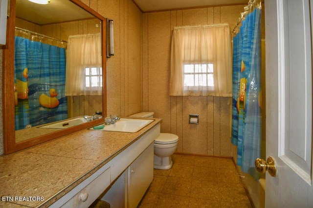 bathroom featuring a shower with shower curtain, vanity, and toilet