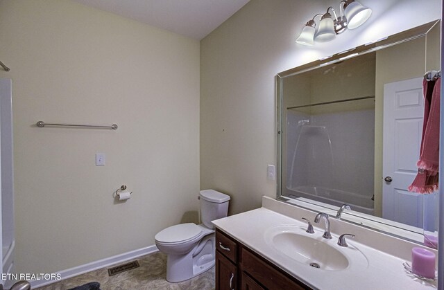 full bathroom with toilet, vanity, visible vents, and baseboards