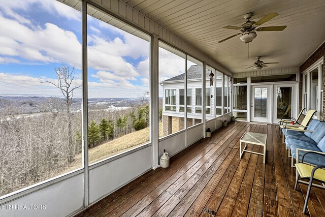 sunroom / solarium with a ceiling fan