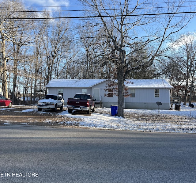 manufactured / mobile home featuring driveway and crawl space