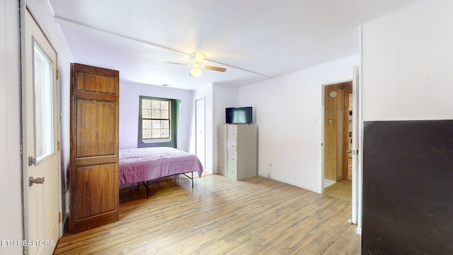 bedroom with light wood-style floors, a closet, and ceiling fan