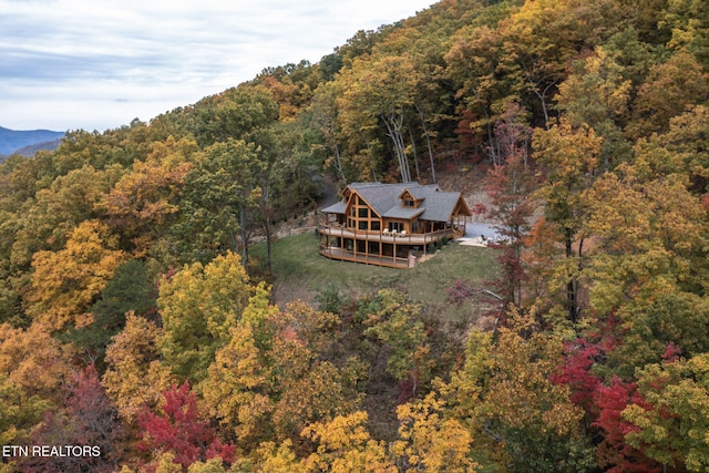 birds eye view of property featuring a forest view