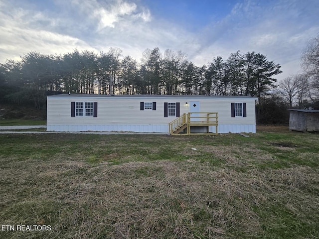 manufactured / mobile home with a front yard