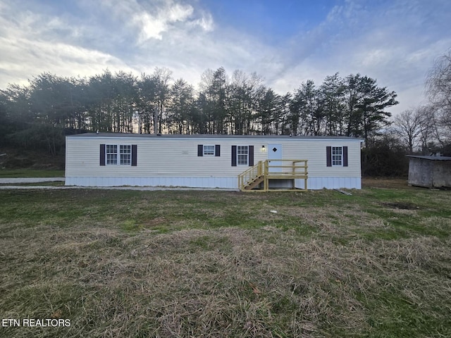 manufactured / mobile home featuring a front lawn