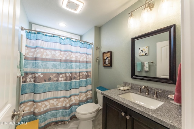 bathroom with toilet, a shower with curtain, and vanity