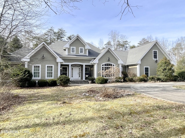 view of front of property with a front yard