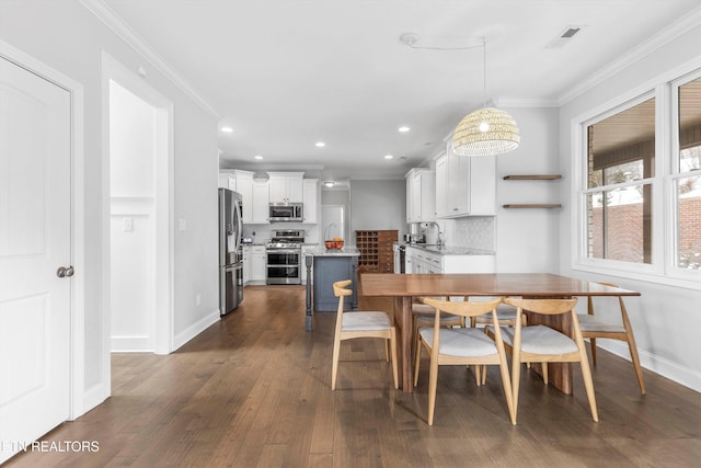 dining area featuring dark wood-type flooring, recessed lighting, crown molding, and baseboards