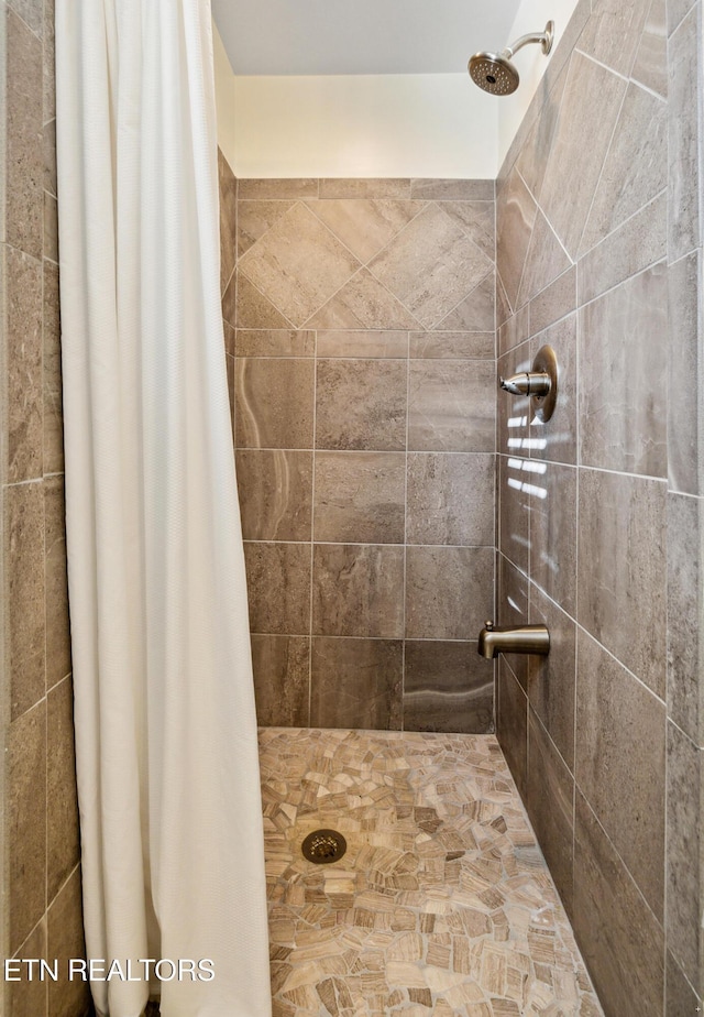 full bathroom featuring tiled shower