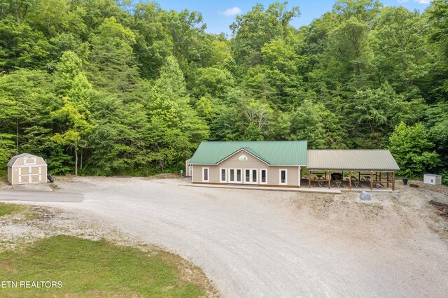 birds eye view of property featuring a forest view