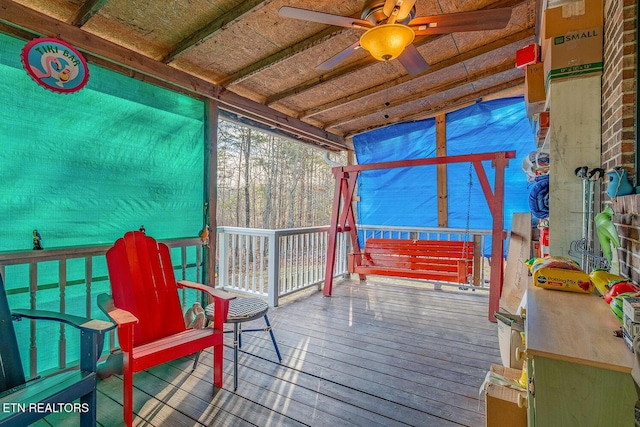 sunroom with ceiling fan