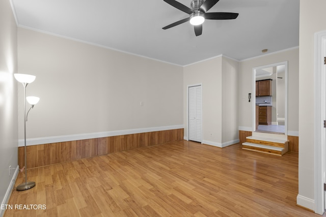 unfurnished room featuring light wood-type flooring, crown molding, and ceiling fan