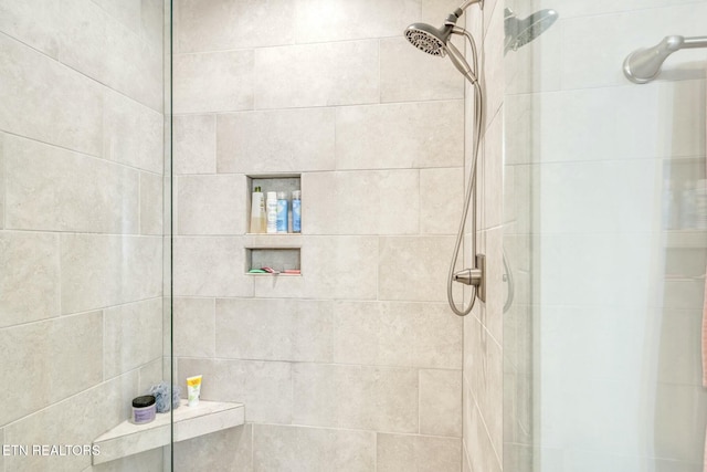 full bathroom featuring a tile shower