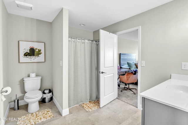 full bathroom with toilet, vanity, ensuite bath, a shower with curtain, and baseboards