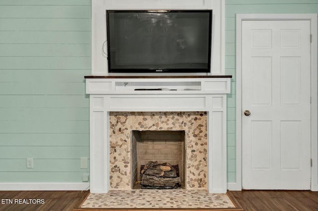 details with wood finished floors and baseboards