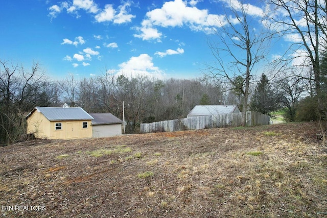 view of yard with an outbuilding