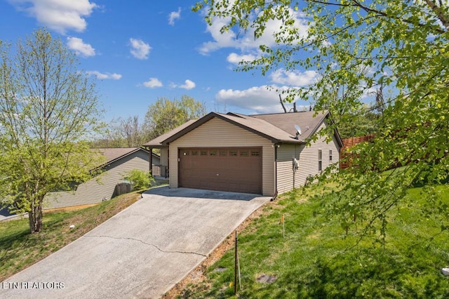 view of front of home featuring an attached garage, driveway, and a front yard