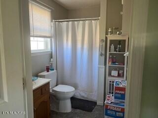 full bath with toilet, a shower with shower curtain, and vanity