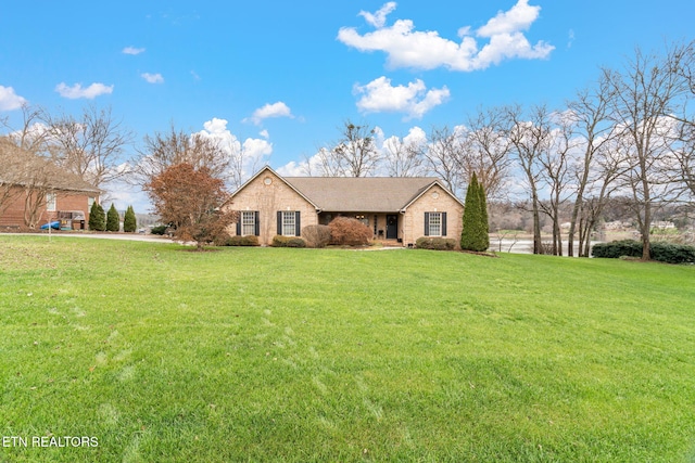 view of front of property featuring a front yard