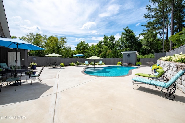 846 Quietlands Dr, Maryville, TN 37801 - view of swimming pool with a patio area, a fenced backyard, and outdoor dining space
