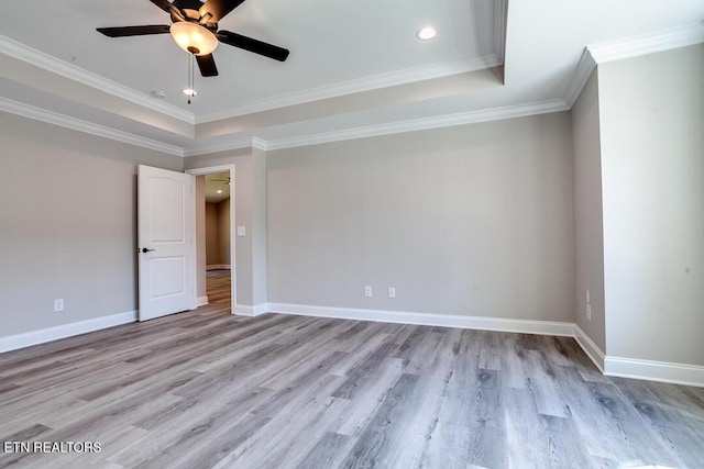 empty room with a tray ceiling and baseboards